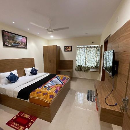 Srilakshmitulasiresidency Hotel ตีรูปาติ ภายนอก รูปภาพ