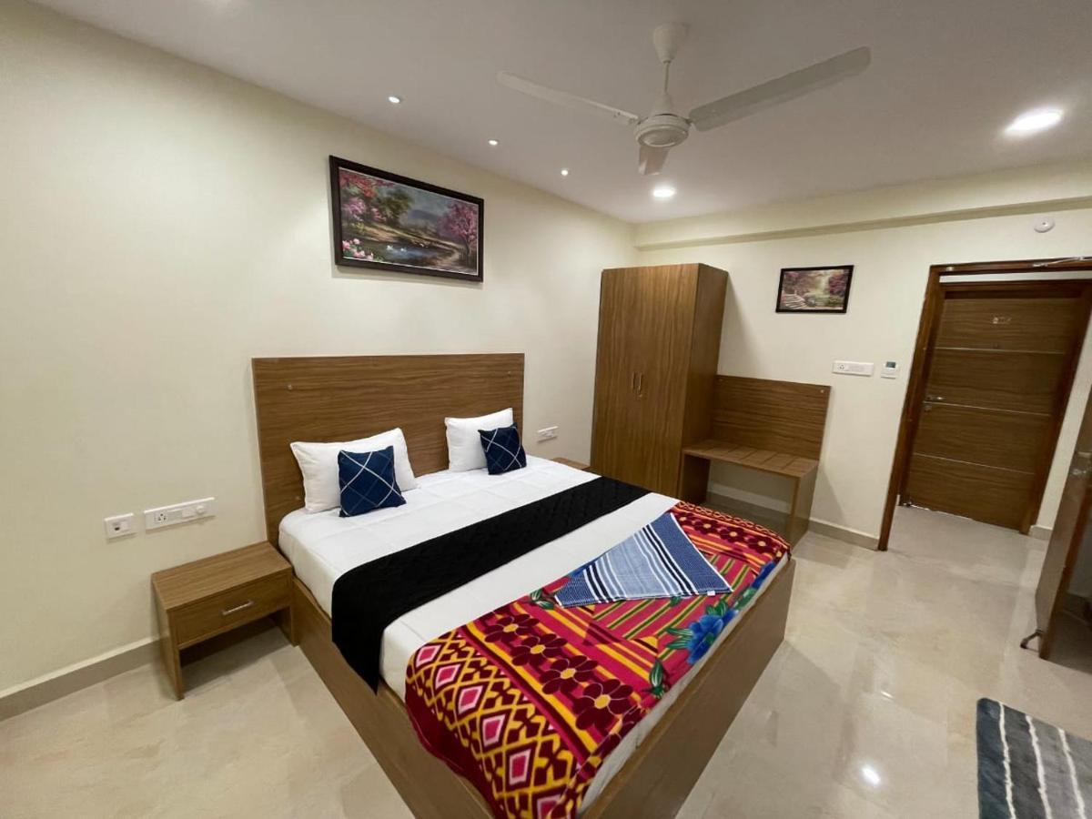 Srilakshmitulasiresidency Hotel ตีรูปาติ ภายนอก รูปภาพ