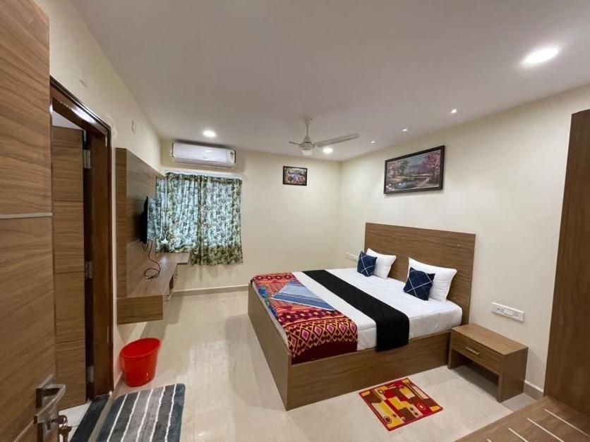 Srilakshmitulasiresidency Hotel ตีรูปาติ ภายนอก รูปภาพ