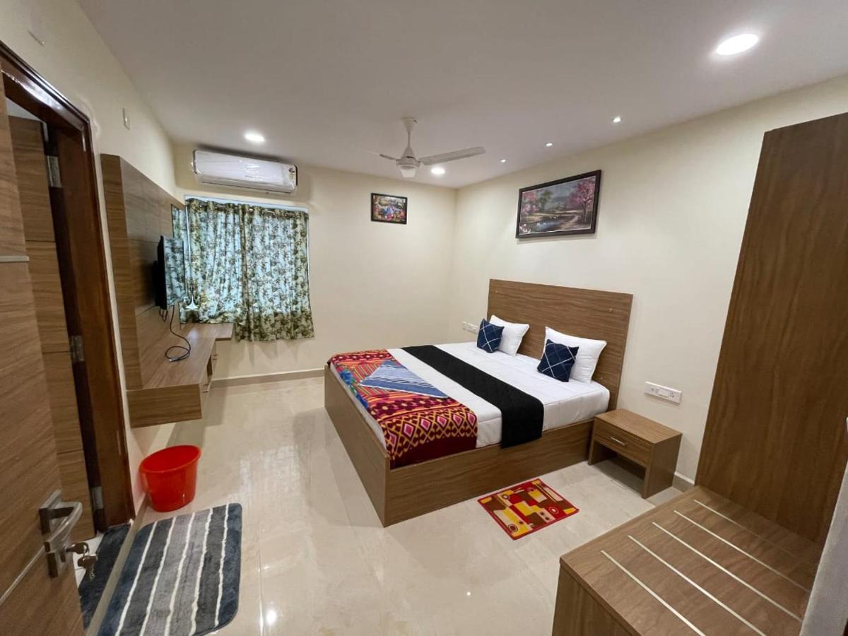 Srilakshmitulasiresidency Hotel ตีรูปาติ ภายนอก รูปภาพ